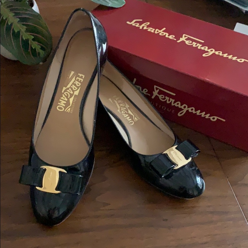 ❌SOLD Ferragamo Lillaz Vara black patent bow flats
